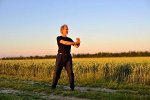 Ouvrir-fermer et monter- descendre : faire circuler le souffle dans le corps entier