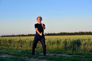 Ouvrir-fermer et monter- descendre : faire circuler le souffle dans le corps entier