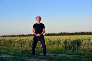 Ouvrir-fermer et monter- descendre : faire circuler le souffle dans le corps entier