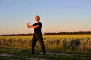 Ouvrir-fermer et monter- descendre : faire circuler le souffle dans le corps entier