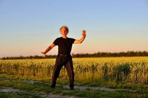 Ouvrir-fermer et monter- descendre : faire circuler le souffle dans le corps entier