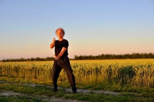 Ouvrir-fermer et monter- descendre : faire circuler le souffle dans le corps entier